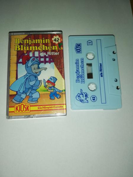 Benjamin Blümchen Folge 42 als Ritter Weiß mit Blauen Druck Rot-Gelbes Kiosk Cover(Der Grüne Punkt) Benjamin Blümchen Folge 42 als Ritter Weiß mit Blauen Druck Rot-Gelbes Kiosk Cover(Der Grüne Punkt)