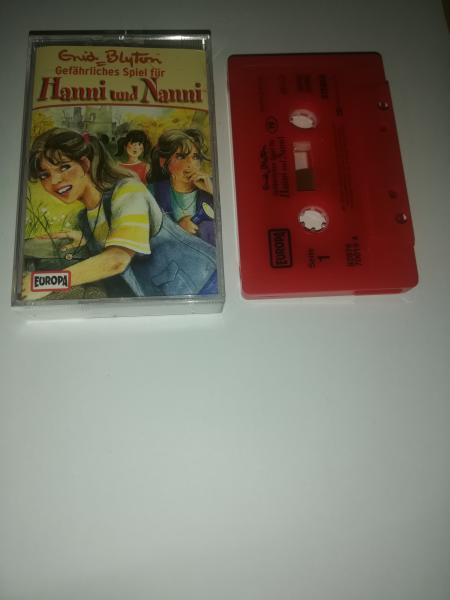 Hanni und Nanni Folge 19 Gefährliches Spiel für Hanni und Nanni Rot mit Schwarzen Druck 8287670019 4 Europa Hanni und Nanni Folge 19 Gefährliches Spiel für Hanni und Nanni Rot mit Schwarzen Druck 8287670019 4 Europa