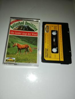 Reiterhof Dreililien Folge 5 Alte Lieder singt der Wind Schwarz mit Gelben Cover 841 411-4 (Weiß Rotes Cover)