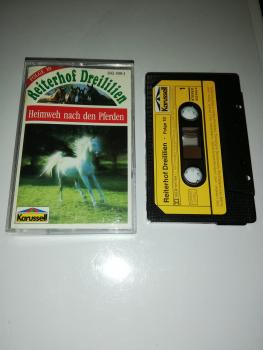 Reiterhof Dreililien Folge 10 Heimweh nach den Pferden Schwarz mit Gelben Cover 843 499-4 (Weiß Rotes Cover) Karussell