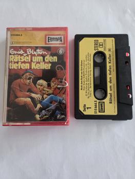 Enid Blyton Folge 6 Rätsel um den tiefen Keller Schwarz mit Beigen Aufkleber 515664.5 Europa(Frontcover beschrieben)