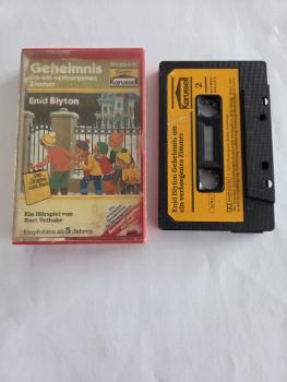 Enid Blyton Geheimnis um ein verborgenes Zimmer Schwarz mit Gelben Aufkleber 814310-4 Karussell(Kleiner Abriss Frontcover/Label der MC leicht beschädigt)