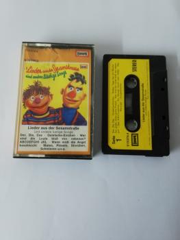 Lieder aus der Sesamstrasse und andere lustige Songs Schwarz mit Gelben Aufkleber 515074.4 (Cover leicht wellig)