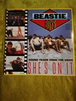 Beastie Boys-She`s on it 1986 Def Jam Recordings Def 6510686 Maxi Single Holländische Pressung NM/VG