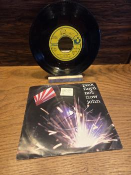 Pink Floyd – Not Now John 1983 Harvest – 1C 006-65 132, EMI Electrola – 1C 006-65 132 Europäische Pressung VG+/VG+(Aufkleber auf Cover)