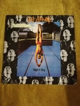 Def Leppard-High`n` Dry 1981 Vertigo 6359045 Deutsche Pressung VG+/VG-(Abriss vorne links auf Frontcover)
