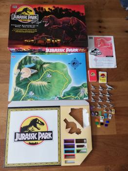 Jurassic Park von 1989 Parker Konvolut(1 Standfuß, eine Pappfigur und ein Dino fehlen)