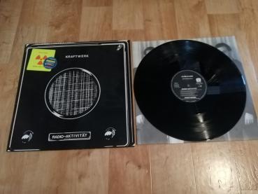 Kraftwerk Radio-Aktivität 1975 EMI Electrola 1C064-82087 Deutsche Pressung VG+/VG (Aufkleber auf Front-und Backcover)