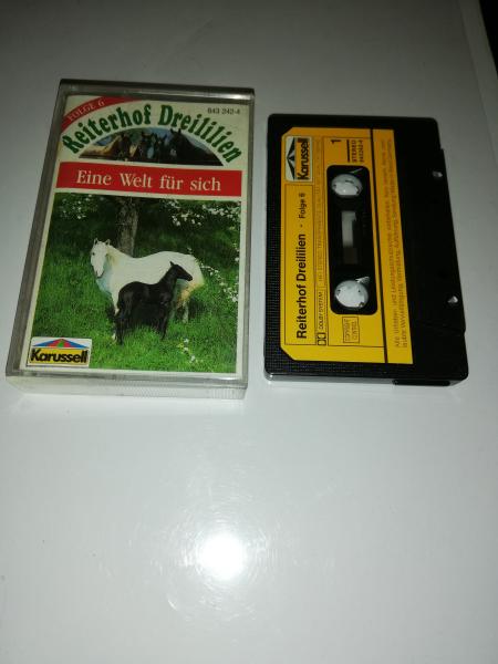Reiterhof Dreililien Folge 6 Eine Welt für sich Schwarz mit Gelben Cover 843242-4 (Weiß Rotes Cover) Karussell