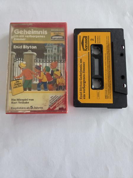 Enid Blyton Geheimnis um ein verborgenes Zimmer Schwarz mit Gelben Aufkleber 814310-4 Karussell(Kleiner Abriss Frontcover/Label der MC leicht beschädigt)