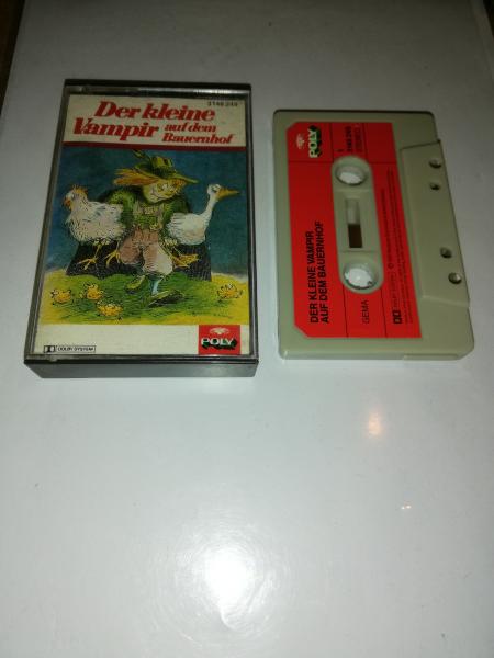 Der kleine Vampir auf dem Bauernhof Grau mit Roten Aufkleber 3148249 Poly