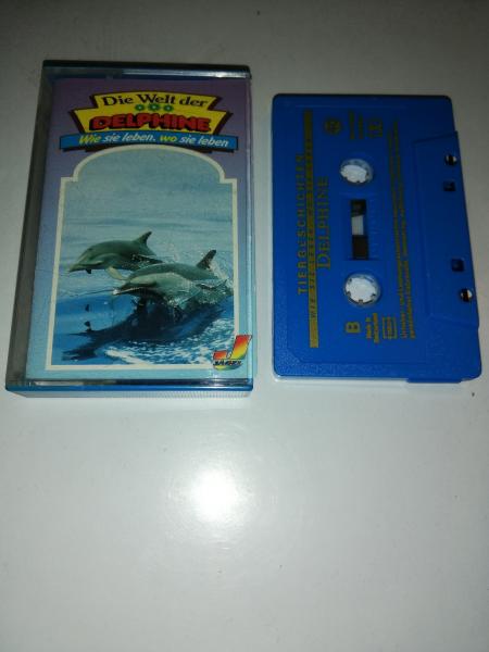 Die Welt der Delphine Wie sie leben. wo sie leben Blau mit Goldenen Druck MJ 13540( Cover von innen leicht bemalt)