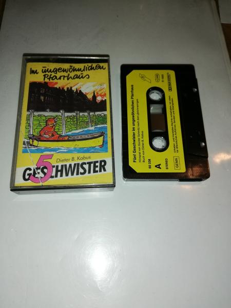 5 Geschwister im ungewöhnlichen Pfarrhaus Schwarz mit Gelben Aufkleber 60338