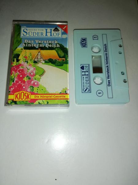 Neues vom Süderhof  Folge 1 Das Versteck hinterm Deich Weiß mit Blauen Druck (Der Grüne Punkt) Kiosk