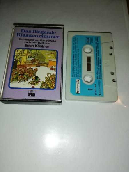 Das fliegende Klassenzimmer Grau mit Blauen Aufkleber 56012 BW Ariola