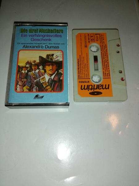 Die drei Musketiere Ein verhängnisvolles Geschenk Grau mit Orangen Aufkleber 48304 UW Maritim