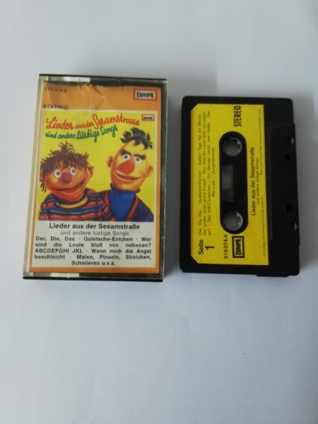 Lieder aus der Sesamstrasse und andere lustige Songs Schwarz mit Gelben Aufkleber 515074.4 (Cover leicht wellig)