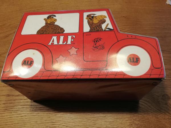 Kassettenkoffer 12er Alf Melmack Bus 1988 Alien Productions (leicht beschädigt an der Seite, voll funktionstüchtig)