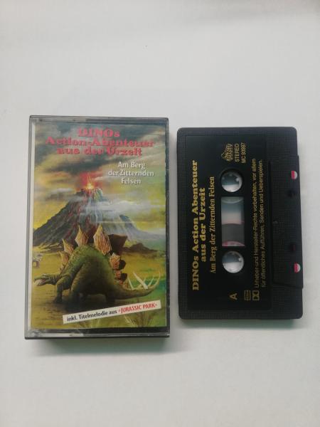 Dinos Action Abenteuer aus der Uhrzeit Folge 2 Am Berg der zitternden Felsen Schwarz mit Goldenen Druck MC 93997 Dino