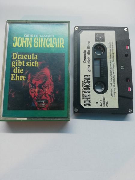 Geisterjäger John Sinclair Folge 5 Tonstudio Braun 5-fach Schwarz geschraubt Dracula gibt sich die Ehre Schwarz mit Weißen Aufkleber 034 Tonstudio Braun Seitencover beschrieben
