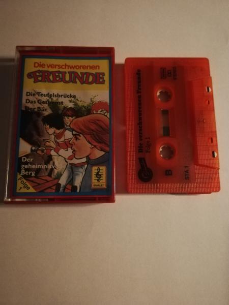 Die verschworenen Freunde Folge 1 Die Teufelsbrücke/Das Gespenst/Der Bär/Der geheimnisvolle Berg Rot mit Blauen Druck Druck STA1 Starlet
