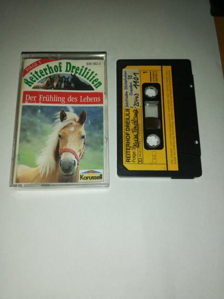 Reiterhof Dreililien Folge 3 Der Frühling des Lebens Schwarz mit Gelben Cover 839 562-4 (Weiß Rotes Cover)Innencover und Kassette beschrieben(Bücherei-Kassette)