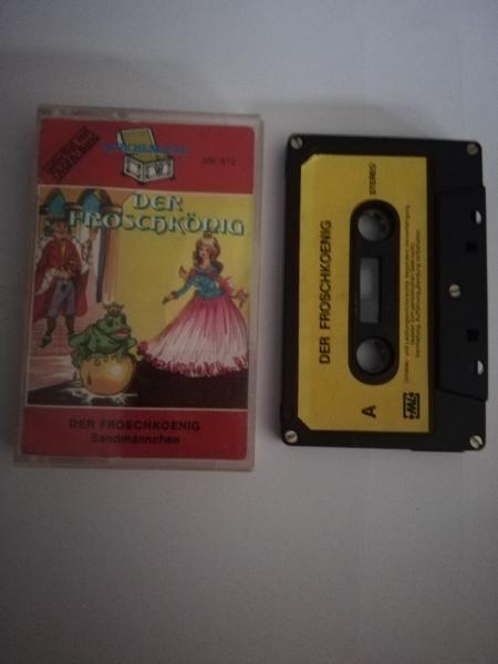 Der Froschkönig/Sandmännchen 5-fach Silber geschraubt Schwarz mit Gelben Aufkleber MK-912 Märchenkiste(Kassettencover Seite 2 beschädigt mit Abriss, Innencover leicht beschädigt)