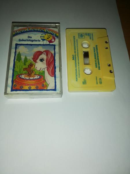 Mein kleines Pony Folge 7 Die Geburtstagstorte Weiß mit Blauen Druck 460770-4 CBS(Innencover bemalt, Seite 2 der MC vergilbt)