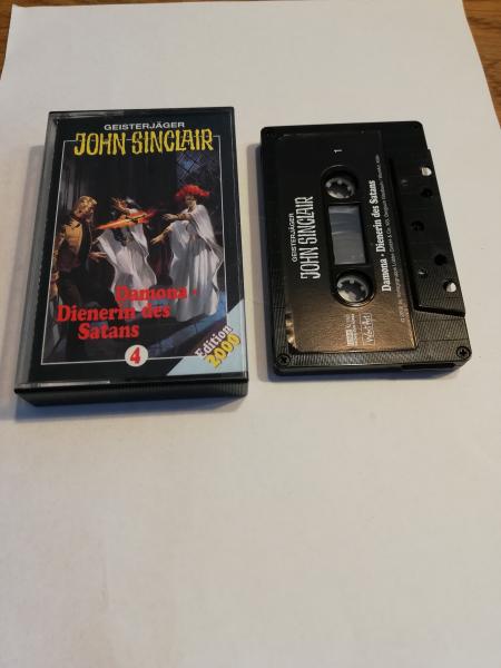 Geisterjäger John Sinclair Black Edition Folge 4 Damona-Dienerin des Satans 5-fach Schwarz geschraubt Schwarz mit Weißen Druck Edition 2000 MC1103 SPV                                                                                               2000 MC 11