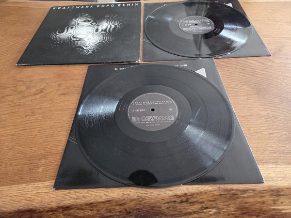 Kraftwerk – Expo Remix 2000 Kling Klang – 7243 8 89612 6 4, Kling Klang – 889 6126, EMI Electrola – 7243 8 89612 6 4, EMI Electrola – 889 6126 Doppel LP Europäische Pressung VG+/VG+