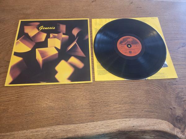 Genesis Genesis 1983 Vertigo 814287-1 Red Vertigo Label Deutsche Pressung VG/VG+