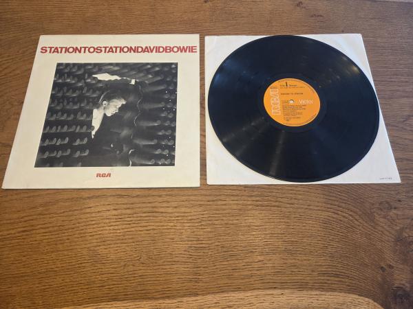 David Bowie – Station To Station 1976 	RCA – APL 1-1327, RCA – 26.21611, RCA Victor – APL 1-1327, RCA Victor – 26.21611 Deutsche Pressung VG+/VG+