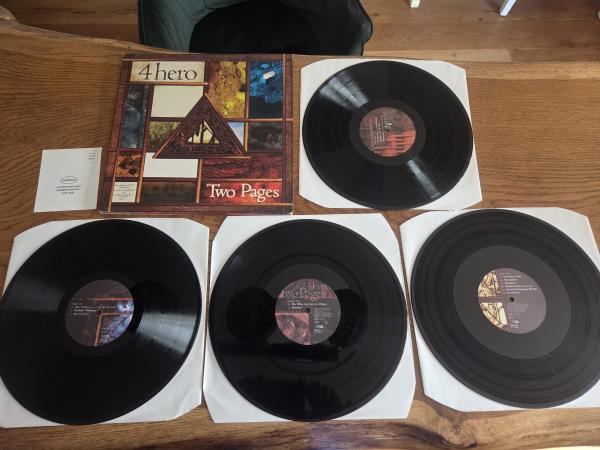4 Hero – Two Pages 1998 	Talkin' Loud – 568 879-1, Reinforced Records – 568 879-1 /4LP Box UK Pressung NM/VG