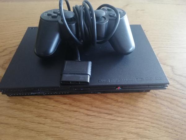 Playstation 2 Slim Schwarz mit einem Schwarzen Controller ohne Kabel vollfunktionstüchtig (getestet)