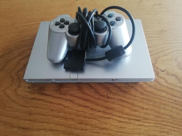 Playstation 2 Slim Silber mit einem Silbernen Controller ohne Kabel vollfunktionstüchtig (getestet)