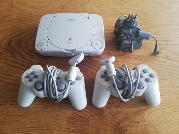 Playstation PS One mit zwei Grauen Controllern und kompletten Kabeln