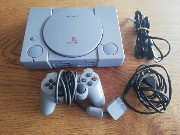 Playstation 1 mit einem Grauen Controller incl kompletten Kabeln