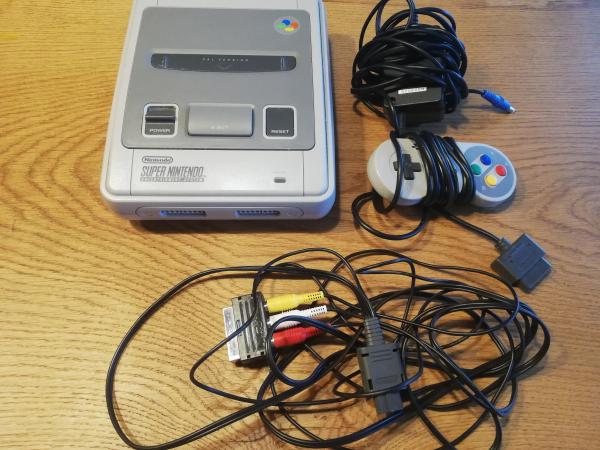 Super Nintendo mit einem Controller und allen Kabeln