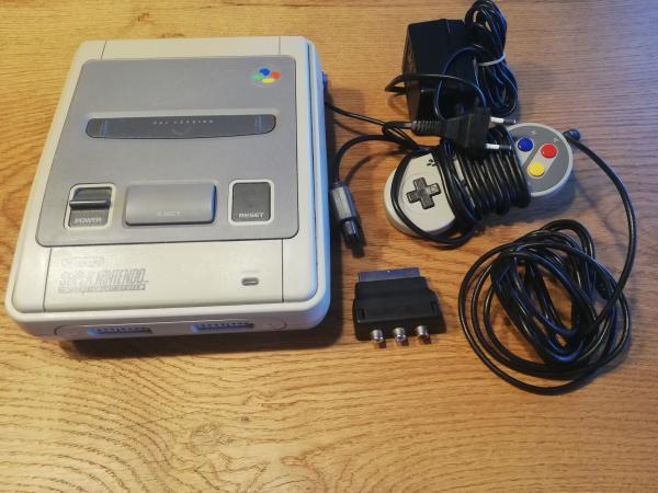 Super Nintendo mit einem Controller , Adapter, Stromkabel und Netzkabel