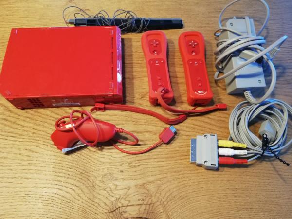 Nintendo Wii RVL 001 Rot mit zwei Wii Remote rot, ein roten Nunchuk, Sensorleiste und kompletten Kabeln