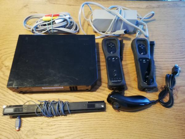 Nintendo Wii RVL 101 Schwarz mit zwei Wii Remote Schwarz, ein Schwarzen Nunchuk, Sensorleiste und kompletten Kabeln