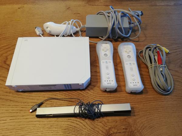 Nintendo Wii RVL 001 Weiß mit einem Wii Remote weiß,  Sensorleiste und kompletten Kabeln