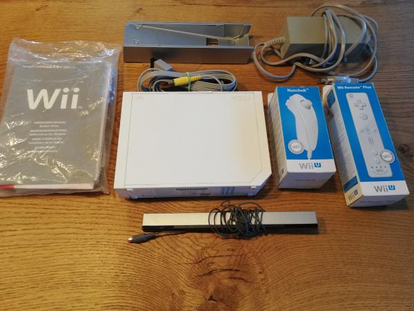 Nintendo Wii RVL 001 Weiß mit einem Wii Remote weiß Originalverpackt, ein weißen Nunchuk Originalverpackt, Sensorleiste  kompletten Kabeln, Standfuß und Anleitungenn