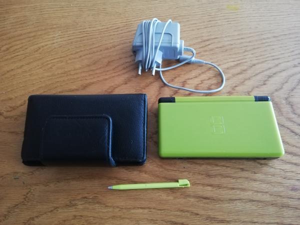Nintendo DS Lite Grün-Schwarz Model USG-001 mit Tasche, Ladekabel und Stift
