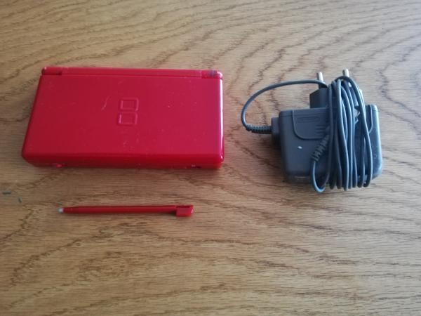 Nindendo DS Lite Model No.USG-001 Rot mit Ladekabel und Stift
