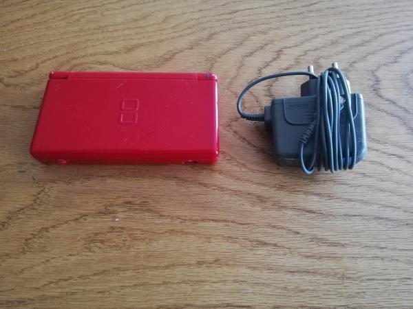 Nintendo DS Lite Rot mit Ladekabel ohne Stift