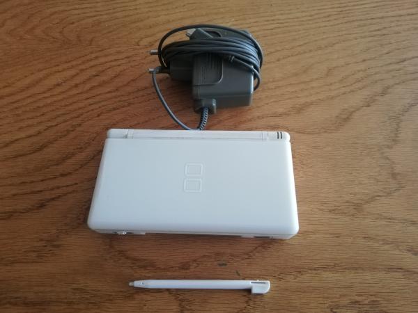 Nintendo DS Lite Weiß Model USG-001 mit Ladekabel und Stift