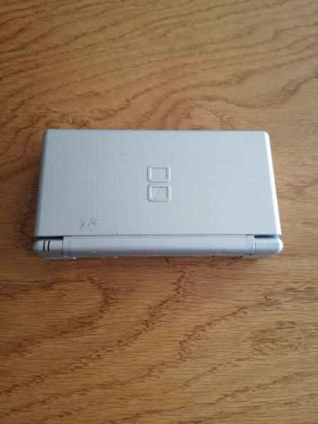 Nintendo DS Lite Silber Model USG-001 ohne Ladekabel und Stift(voll funktionstüchtig getestet)
