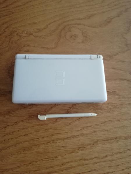 Nintendo DS Lite Weiß Model USG-001mit Stift ohne Ladekabel( voll funktionstüchtig getestet)