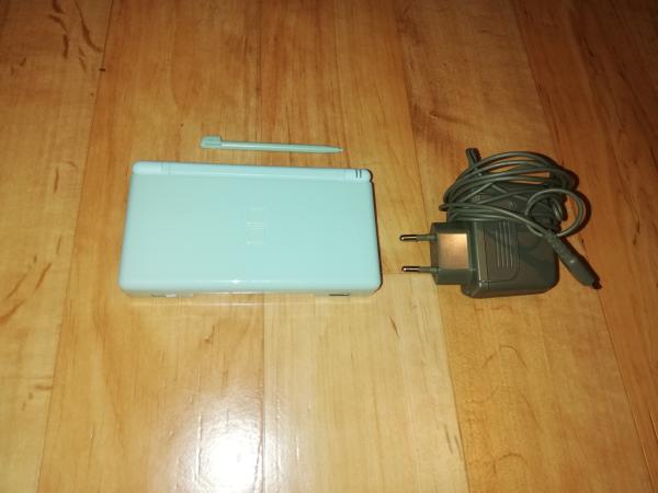 Nintendo DS Lite Türkis Model No. USG 001 mit Ladekabel und Stift